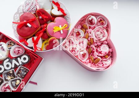 boîtes colorées en forme de coeur avec gâteau coloré à l'intérieur. Cadeau de Saint-Valentin Banque D'Images