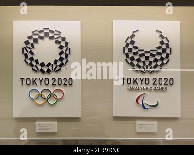 tokyo, japon - janvier 15 2020 : découpe en acrylique de l'emblème à damier harmonisé du logo des Jeux olympiques et paralympiques d'été de Tokyo 2020 Banque D'Images