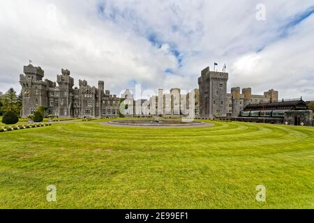 Cong, Comté de Galway, Irlande. 24 avril 2016. Le château d'Ashford est un château médiéval du XIIe siècle, aujourd'hui converti en un hôtel de luxe. Banque D'Images