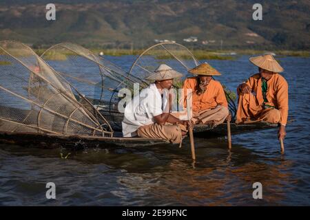 Lac Inle, Myanmar - décembre 2019 : repos des pêcheurs sur bateau Banque D'Images
