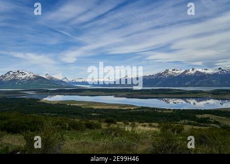 Glacier Perito Moreno avec des nuages spectaculaires sur le paysage du lago roca au parc national du glacier en Patagonie, Argentine en Amérique du Sud avec de la neige Banque D'Images