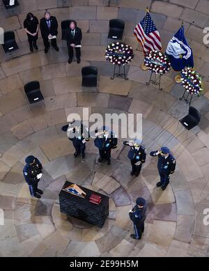 Les amateurs de deuil paient leurs respects au service funéraire de l'officier de police du Capitole Brian Sicknick à Washington, DC, le mercredi 3 février 2021. Sicknick a été tué avec quatre autres lors de l'attaque du Capitole le 6 janvier. Crédit : Kevin Dietsch/Pool via CNP/MediaPunch Banque D'Images