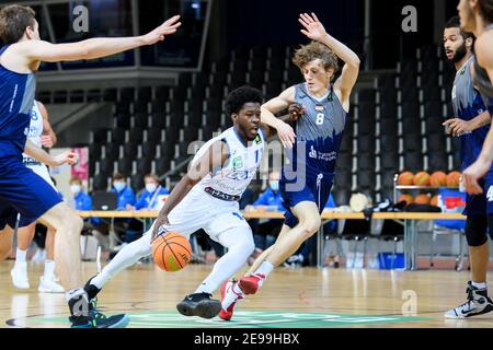 Karlsruhe, Allemagne. 03ème février 2021. KC Ross-Miller (Lions) en duels avec Peter Hemschemeier (Paderborn). GES/Basketball/ProA: PSK Lions - Uni paniers Paderborn, 03.02.2021 - | usage dans le monde crédit: dpa/Alay Live News Banque D'Images