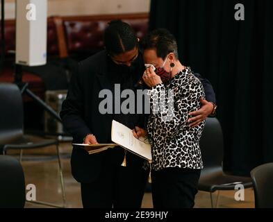 WASHINGTON, DC - FÉVRIER 3 : Wen-Ling Chestnut, à droite, épouse du policier du Capitole J.J. Chestnut, qui est mort dans l'exercice de ses fonctions avec le détective John Gibson le 24 juillet 1998, est confronté après avoir assisté à la cérémonie du Congrès en mémoire de l'officier de police du Capitole des États-Unis Brian D. Sicknick, 42, alors qu'il se trouve en honneur à la rotonde du Capitole le mercredi 3 février 2021. L'officier Sicknick a réagi à l'émeute au Capitole des États-Unis le mercredi 6 janvier 2021, lorsqu'il a été mortellement blessé alors qu'il s'engageait physiquement dans la foule. Les membres du Congrès ont rendu hommage à l'officier o Banque D'Images