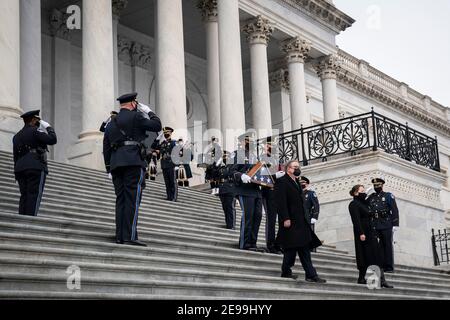 Washington, DC, États-Unis. 3 février 2021. Les policiers du Capitole des États-Unis portent les restes de l'officier Brian Sicknick sur les marches du Capitole après avoir été en honneur à la Rotunda le 3 février 2021 à Washington, DC. Sicknick est mort à la suite de blessures subies lors de l'attaque du 6 janvier contre le Capitole des États-Unis. Sicknick sera enterré au cimetière national d'Arlington. Crédit : Drew Angerer/Pool via CNP/Media Punch/Alay Live News Banque D'Images