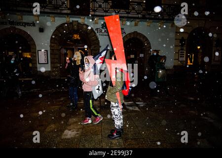 Un manifestant qui a un éclairage rouge, symbole de la grève des femmes pendant les manifestations.après le verdict de la Cour constitutionnelle polonaise qui est entré en vigueur le 27 janvier, pour mettre en œuvre l'une des lois anti-avortement les plus restrictives d'Europe, des centaines de Polonais ont pris les rues dans toutes les grandes villes. Des manifestations ont été organisées par la grève des femmes. Banque D'Images