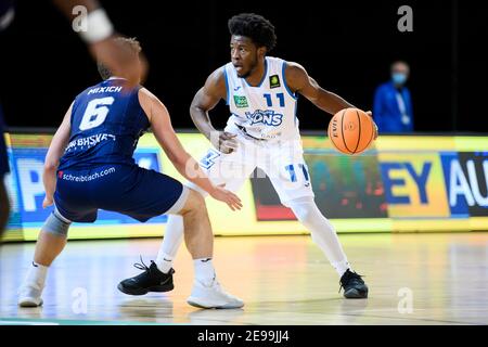 Karlsruhe, Allemagne. 03ème février 2021. KC Ross-Miller (Lions) en duels avec Daniel Mixich (Paderborn). GES/Basketball/ProA: PSK Lions - Uni paniers Paderborn, 03.02.2021 - | usage dans le monde crédit: dpa/Alay Live News Banque D'Images