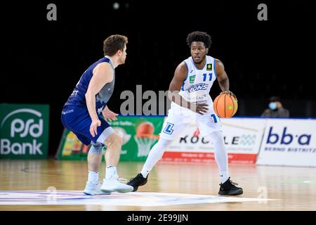 Karlsruhe, Allemagne. 03ème février 2021. KC Ross-Miller (Lions) en duels avec Daniel Mixich (Paderborn). GES/Basketball/ProA: PSK Lions - Uni paniers Paderborn, 03.02.2021 - | usage dans le monde crédit: dpa/Alay Live News Banque D'Images