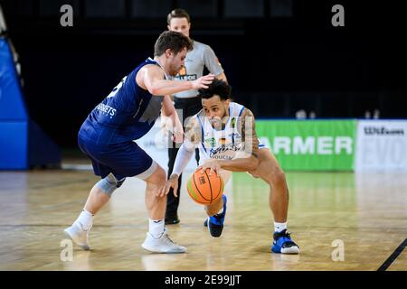 Karlsruhe, Allemagne. 03ème février 2021. Daniel Alexander norl (Lions) en duels avec Daniel Mixich (Paderborn). GES/Basketball/ProA: PSK Lions - Uni paniers Paderborn, 03.02.2021 - | usage dans le monde crédit: dpa/Alay Live News Banque D'Images