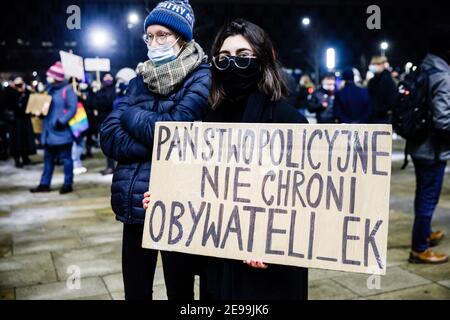 Cracovie, petite Pologne, Pologne. 29 janvier 2021. Un manifestant portant un écriteau disant « l'État policier ne défend pas les femmes » pendant les manifestations.après le verdict de la Cour constitutionnelle polonaise, entré en vigueur le 27 janvier, pour mettre en œuvre l'une des lois anti-avortement les plus restrictives d'Europe, des centaines de Polonais ont pris les rues dans toutes les grandes villes. Des manifestations ont été organisées par la grève des femmes. Credit: Filip Radwanski/SOPA Images/ZUMA Wire/Alay Live News Banque D'Images