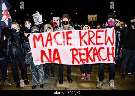 Cracovie, petite Pologne, Pologne. 29 janvier 2021. Les manifestants ont une bannière disant « vous avez du sang sur vos mains » pendant les manifestations.après le verdict de la Cour constitutionnelle polonaise, entré en vigueur le 27 janvier, pour mettre en œuvre l'une des lois anti-avortement les plus restrictives d'Europe, des centaines de Polonais ont envahi les rues dans toutes les grandes villes. Des manifestations ont été organisées par la grève des femmes. Credit: Filip Radwanski/SOPA Images/ZUMA Wire/Alay Live News Banque D'Images