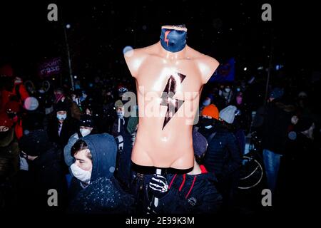 Cracovie, petite Pologne, Pologne. 29 janvier 2021. Un manifestant tenant un mannequin avec un symbole d'éclairage pendant les manifestations.après le verdict de la Cour constitutionnelle polonaise qui est entré en vigueur le 27 janvier, pour mettre en œuvre l'une des lois anti-avortement les plus restrictives d'Europe, des centaines de Polonais ont pris les rues dans toutes les grandes villes. Des manifestations ont été organisées par la grève des femmes. Credit: Filip Radwanski/SOPA Images/ZUMA Wire/Alay Live News Banque D'Images