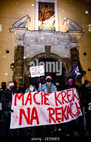 Cracovie, petite Pologne, Pologne. 29 janvier 2021. Les manifestants tenant une bannière disant « vous avez du sang sur vos mains » au bâtiment de la Curie métropolitaine pendant les manifestations.après le verdict de la Cour constitutionnelle polonaise, entré en vigueur le 27 janvier, pour mettre en œuvre l'une des lois anti-avortement les plus restrictives d'Europe, Des centaines de Polonais ont pris les rues dans toutes les grandes villes. Des manifestations ont été organisées par la grève des femmes. Credit: Filip Radwanski/SOPA Images/ZUMA Wire/Alay Live News Banque D'Images