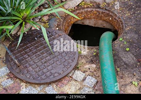 pompage de fosses septiques du réservoir de l'arrière-cour dans la campagne Banque D'Images