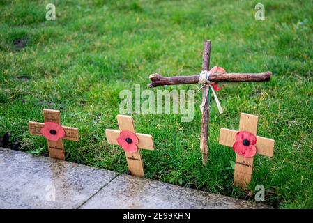 Des croix en bois près du monument commémoratif de guerre de Southend on Sea, Essex, Royaume-Uni, dont une en brindilles. Croix de bois rustique avec ficelle et coquelicots. Ancien Banque D'Images