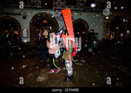 Cracovie, petite Pologne, Pologne. 29 janvier 2021. Un manifestant qui a un éclairage rouge, symbole de la grève des femmes pendant les manifestations.après le verdict de la Cour constitutionnelle polonaise qui est entré en vigueur le 27 janvier, pour mettre en œuvre l'une des lois anti-avortement les plus restrictives d'Europe, des centaines de Polonais ont pris les rues dans toutes les grandes villes. Des manifestations ont été organisées par la grève des femmes. Credit: Filip Radwanski/SOPA Images/ZUMA Wire/Alay Live News Banque D'Images