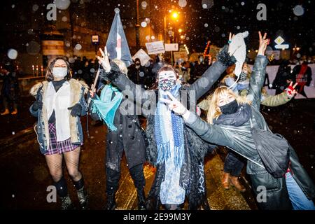 Cracovie, petite Pologne, Pologne. 29 janvier 2021. Les manifestants font des gestes de victoire pendant les manifestations.après le verdict de la Cour constitutionnelle polonaise, entré en vigueur le 27 janvier, pour mettre en œuvre l'une des lois anti-avortement les plus restrictives d'Europe, des centaines de Polonais ont pris les rues dans toutes les grandes villes. Des manifestations ont été organisées par la grève des femmes. Credit: Filip Radwanski/SOPA Images/ZUMA Wire/Alay Live News Banque D'Images