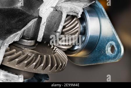 Roues dentées en acier détail intérieur de la caisse de la machine cassée en alliage d'aluminium. Gros plan du mécanisme d'engrenage métallique et des roulements à billes dans la meuleuse d'angle endommagée. Banque D'Images