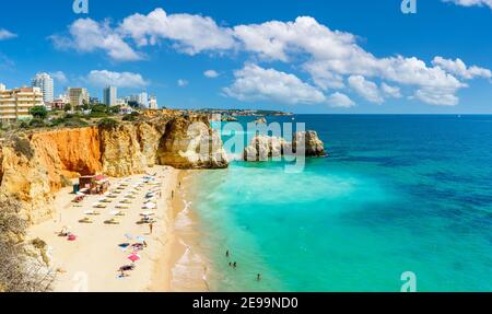 Paysage avec Praia dos Careanos, plage célèbre en Algarve, Portugal Banque D'Images