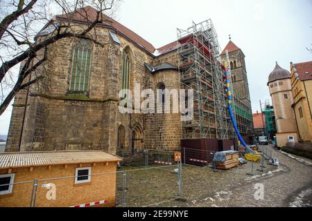 03 février 2021, Saxe-Anhalt, Quedlinburg: La collégiale de Sankt Servatii sur le Schloßberg. La structure de toit de la collégiale est actuellement en cours de rénovation, c'est pourquoi l'église est entourée d'échafaudages à l'intérieur et à l'extérieur. Ces travaux de rénovation devraient être terminés d'ici la mi-2022. Cette opération sera suivie par la rénovation de l'allée latérale qui devrait durer jusqu'à la fin de 2022. Malgré l'échafaudage à l'intérieur et à l'extérieur de l'église, le lieu de culte est ouvert à la prière. Les services paroissiaux ont lieu, mais pas dans la collégiale. Photo: Klaus-Dietmar Gabbert/ Banque D'Images