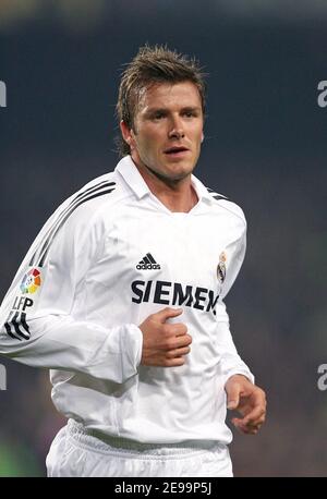 Real Madrid David Beckham lors de la ligue espagnole Primera, FC Barcelone vs Real Madrid, au stade Nou Camp, à Barcelone, Espagne, le 1er avril 2006. Le jeu s'est terminé par un tirage 1-1. Photo de Christian Liewig/ABACAPRESS.COM Banque D'Images