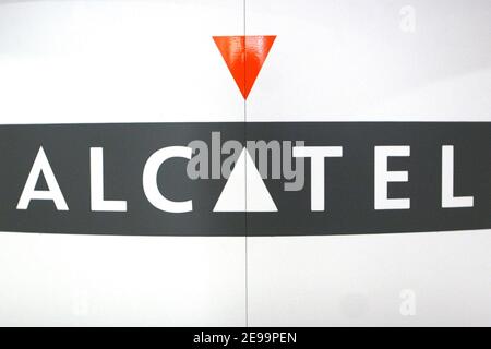 Stand Alcatel au MIP TV à Cannes, France, le 3 avril 2006. Un accord de fusion est conclu avec Alcatel et Lucent, une société américaine, qui créera un fabricant franco-américain d'équipements de télécommunications avec un chiffre d'affaires de 25 milliards de dollars, 88,000 employés et clients de compagnies de téléphone dans le monde entier. Photo de Gerald Holubowicz/ABACAPRESS.COM Banque D'Images