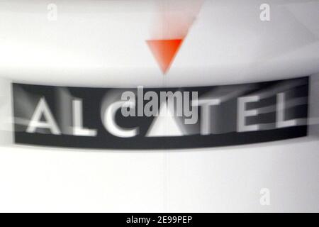 Stand Alcatel au MIP TV à Cannes, France, le 3 avril 2006. Un accord de fusion est conclu avec Alcatel et Lucent, une société américaine, qui créera un fabricant franco-américain d'équipements de télécommunications avec un chiffre d'affaires de 25 milliards de dollars, 88,000 employés et clients de compagnies de téléphone dans le monde entier. Photo de Gerald Holubowicz/ABACAPRESS.COM Banque D'Images