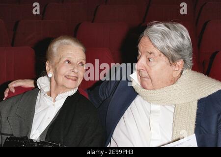 L'actrice française Simone Valere et son époux l'acteur Jean Desailly ont reçu un hommage le 3 avril 2006 la ministre française de la culture Renaud Donnedieu de Vabres au Théâtre de la Madeleine à Paris avec une projection d'un documentaire qui sera diffusé par France 5 Channel le 9 avril prochain. Photo de Denis Guignebourg/ABACAPRESS.COM Banque D'Images