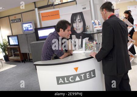 Stand Alcatel au MIP TV à Cannes, France, le 3 avril 2006. Un accord de fusion est conclu avec Alcatel et Lucent, une société américaine, qui créera un fabricant franco-américain d'équipements de télécommunications avec un chiffre d'affaires de 25 milliards de dollars, 88,000 employés et clients de compagnies de téléphone dans le monde entier. Photo de Gerald Holubowicz/ABACAPRESS.COM Banque D'Images