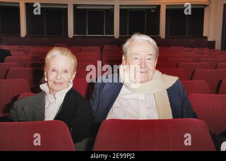 L'actrice française Simone Valere et son époux l'acteur Jean Desailly ont reçu le 3 avril 2006 un hommage de la ministre de la Culture Renaud Donnedieu de Vabres au Théâtre de la Madeleine à Paris avec une projection d'un documentaire qui sera diffusé par France 5 Channel le 9 avril prochain. Photo de Denis Guignebourg/ABACAPRESS.COM Banque D'Images