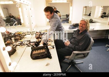 Sir Richard Branson se détend avant sa séance de maquillage avant un photocall pour lancer le service téléphonique « Virgin Mobile » à la Virgin Megastore à Paris, en France, le 3 avril 2006. Photo de Thierry Boccon-Gibod/ABACAPRESS.COM Banque D'Images