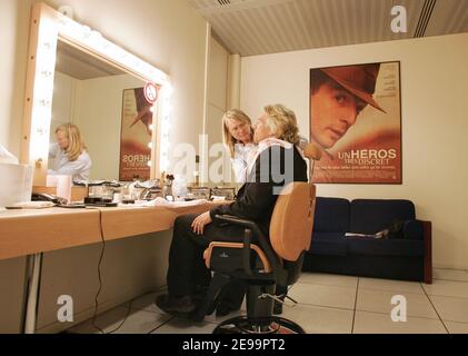 Sir Richard Branson se fait une séance de maquillage avant son apparition sur la chaîne de presse française LCI lors de sa visite d'une journée pour lancer son service téléphonique Virgin Mobile à Paris, France, le 3 avril 2006. Photo de Thierry Boccon-Gibod/ABACAPRESS.COM Banque D'Images