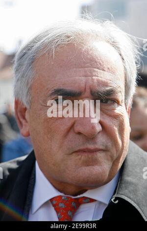 Dominique Strauss-Kahn, membre du Parti socialiste français, proteste contre le Premier contrat d'emploi (CPE) du gouvernement à Paris, en France, le 4 avril 2006. Environ 700.000 étudiants et travailleurs de divers syndicats (source syndicale) manifestent à Paris lors de la grève nationale contre le premier contrat d'emploi (CPE) le 4 avril 2006. Photo de Mousse-Taamallah/ABACAPRESS.COM Banque D'Images