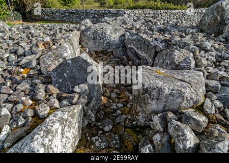 Creevykeel, Comté de Sligo, Irlande. 26 avril 2016. Le Creevykeel court Tomb est situé près de Cliffoney, dans le comté de Sligo, en Irlande. Banque D'Images