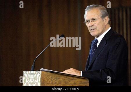 Le secrétaire à la Défense, Donald H. Rumsfeld, élulise Caspar W. Weinberger lors d'un service commémoratif pour le 15e secrétaire à la Défense à la chapelle Memorial de fort Meyer, à Arlington, en Virginie, aux États-Unis, le 4 avril 2006. Weinberger est entré en fonction le 21 janvier 1981 et a servi jusqu'au 23 novembre 1987, ce qui en fait le plus longtemps secrétaire à la Défense à ce jour. Pendant son mandat, Weinberger a été le fer de lance de l'intensification militaire du président Ronald Reagan en temps de paix. Caspar W. Weinberger meurt le 28 mars 2006, à l'âge de 88 ans. Photo par USN via ABACAPRESS.COM Banque D'Images