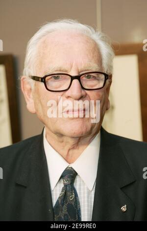 Le couturier français Pierre Cardin assiste à la cérémonie de clôture du 1er festival international du cinéma, des costumes et des modes à l'espace Pierre Cardin à Paris, France, le 4 avril 2006. Photo de Laurent Zabulon/ABACAPRESS.COM. Banque D'Images