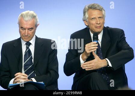 Le Premier ministre Dominique de Villepin avec le ministre de l'éducation nationale Gilles de Robien tient sa conférence de presse mensuelle au palais Matignon, à Paris, le 6 avril 2006, photo de Mehdi Taamallah/ABACAPRESS.COM Banque D'Images