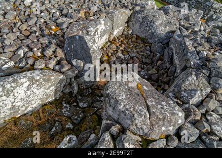 Creevykeel, Comté de Sligo, Irlande. 26 avril 2016. Le Creevykeel court Tomb est situé près de Cliffoney, dans le comté de Sligo, en Irlande. Banque D'Images