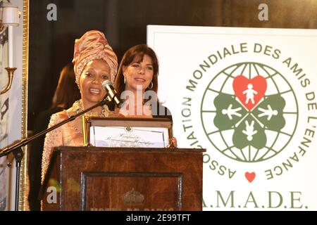 Bridget Rabede prononce son discours tandis que la princesse Caroline observe lors du dîner de gala de l'AMADE qui s'est tenu à l'Hôtel de Paris à Monte-Carlo, Monaco, le 7 avril 2006. Pendant cet événement caritatif, Reposi donne aux enchères un morceau de bijoux spécialement conçu pour l'association. Photo de Nebinger-Orban/ABACAPRESS.COM Banque D'Images