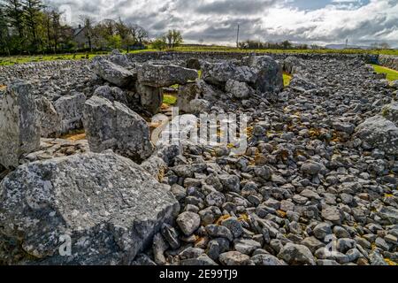 Creevykeel, Comté de Sligo, Irlande. 26 avril 2016. Le Creevykeel court Tomb est situé près de Cliffoney, dans le comté de Sligo, en Irlande. Banque D'Images