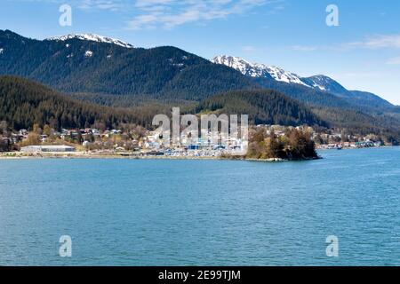 Vue sur Juneau, la capitale de l'Alaska, avec ses montagnes et ses forêts environnantes Banque D'Images