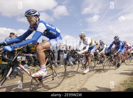 Kevin Hulsmans, Belge, Tom Boonen, champion du monde de Belgique, et Wilfried Cretskens (Quick Step - Innergétique) lors de la 104e course cycliste Paris-Roubaix entre Compiegne et Roubaix le 9 avril 2006. Photo de Nicolas Gouhier/Cameleon/ABACAPRESS.COM Banque D'Images