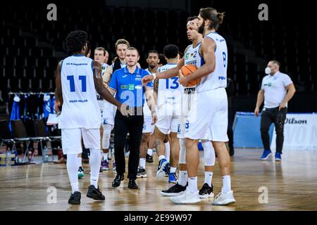 Karlsruhe, Allemagne. 03th Feb, 2021. L'entraîneur Samuel Tucker DeVoe (Lions) claque ses joueurs, jubilation finale. GES/Basketball/ProA: PSK Lions - Uni paniers Paderborn, 03.02.2021 - | usage dans le monde crédit: dpa/Alay Live News Banque D'Images