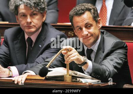 Le ministre français des Finances, Thierry Breton, et le ministre français de l'intérieur, Nicolas Sarkozy, lors des questions posées au gouvernement lors de l'Assemblée nationale à Paris, le 11 avril 2006. Photo de Thierry Orban/ABACAPRESS.COM Banque D'Images