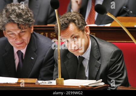 Le ministre français des Finances, Thierry Breton, et le ministre français de l'intérieur, Nicolas Sarkozy, lors des questions posées au gouvernement lors de l'Assemblée nationale à Paris, le 11 avril 2006. Photo de Thierry Orban/ABACAPRESS.COM Banque D'Images