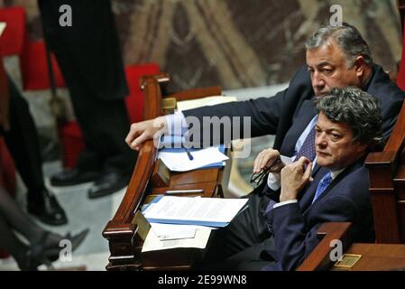 Le ministre de l'emploi, Gérard Larcher, et le ministre français de l'emploi, Jean Louis Borloo, lors du débat à l'Assemblée nationale, à Paris, en France, le 12 avril 2006. Photo de Mehdi Taamallah/ABACAPRESS.COM. Banque D'Images