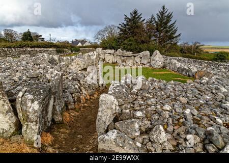 Creevykeel, Comté de Sligo, Irlande. 26 avril 2016. Le Creevykeel court Tomb est situé près de Cliffoney, dans le comté de Sligo, en Irlande. Banque D'Images
