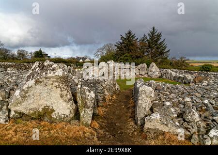 Creevykeel, Comté de Sligo, Irlande. 26 avril 2016. Le Creevykeel court Tomb est situé près de Cliffoney, dans le comté de Sligo, en Irlande. Banque D'Images