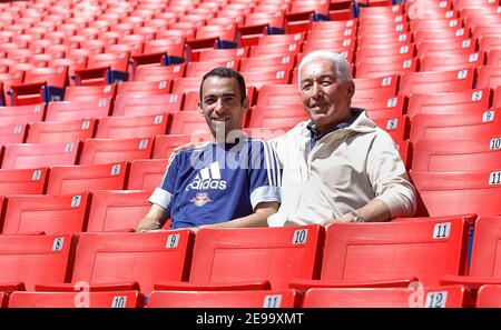 L'ancien joueur français de football Jean Djorkaeff assiste à une séance d'entraînement de son fils Youri Djorkaeff, star du football, à New-York, le mercredi 19 avril 2006. Djorkaeff joue maintenant pour les Red Bulls de New York, anciennement les MetroStars, et est prêt à mettre fin à son programme de football en novembre. Photo par Olivier Douliery/ABACAPRESS.COM Banque D'Images