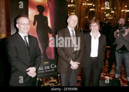 Le président du Festival de Cannes, Gilles Jacob (c), ainsi que Thierry Fremaux (l) et Catherine Demier (r), tiennent une conférence de presse pour annoncer le programme officiel du prochain Festival de Cannes (qui se tiendra du 17 au 28 mai) au Grand Hôtel de Paris, France, le 20 avril 2006. Photo de Laurent Zabulon/ABACAPRESS.COM Banque D'Images